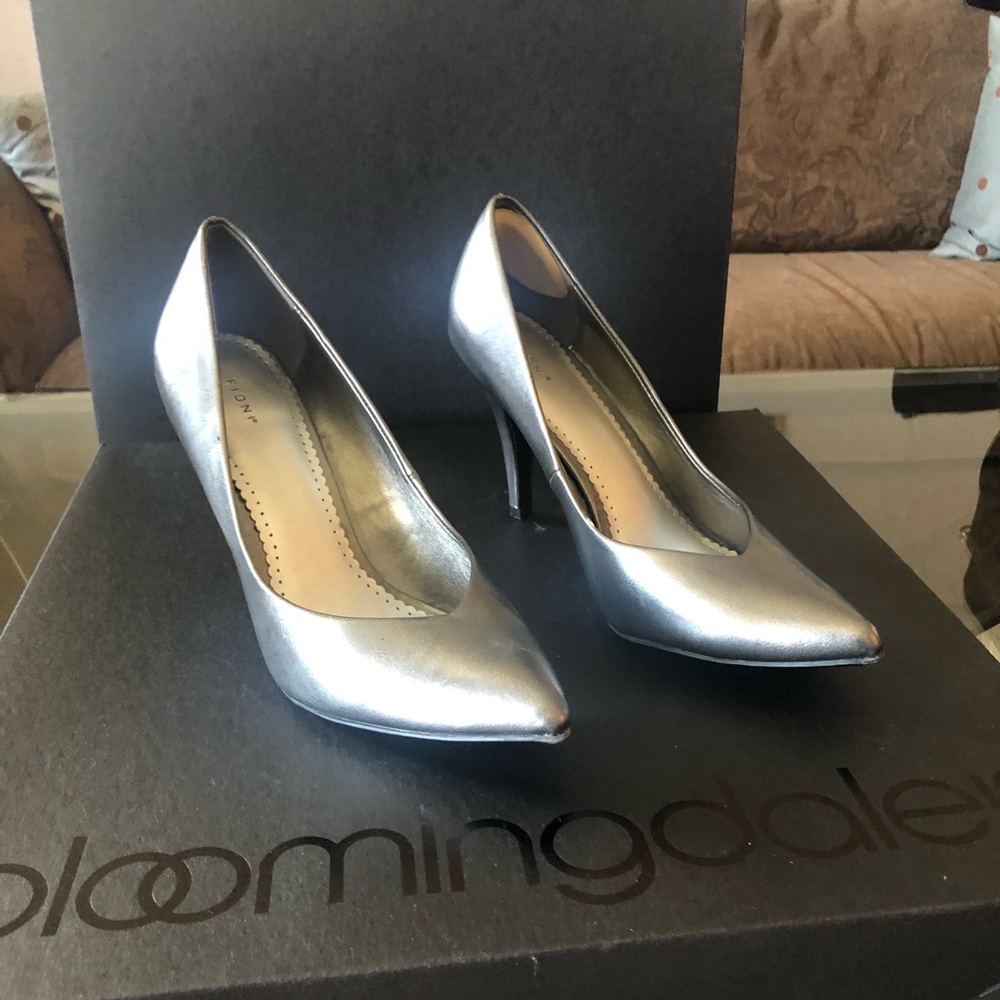 Fioni Pumps